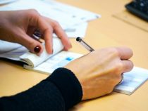 Banca trattaria, presentazione all’incasso di un assegno bancario, falsificazione o alterazione